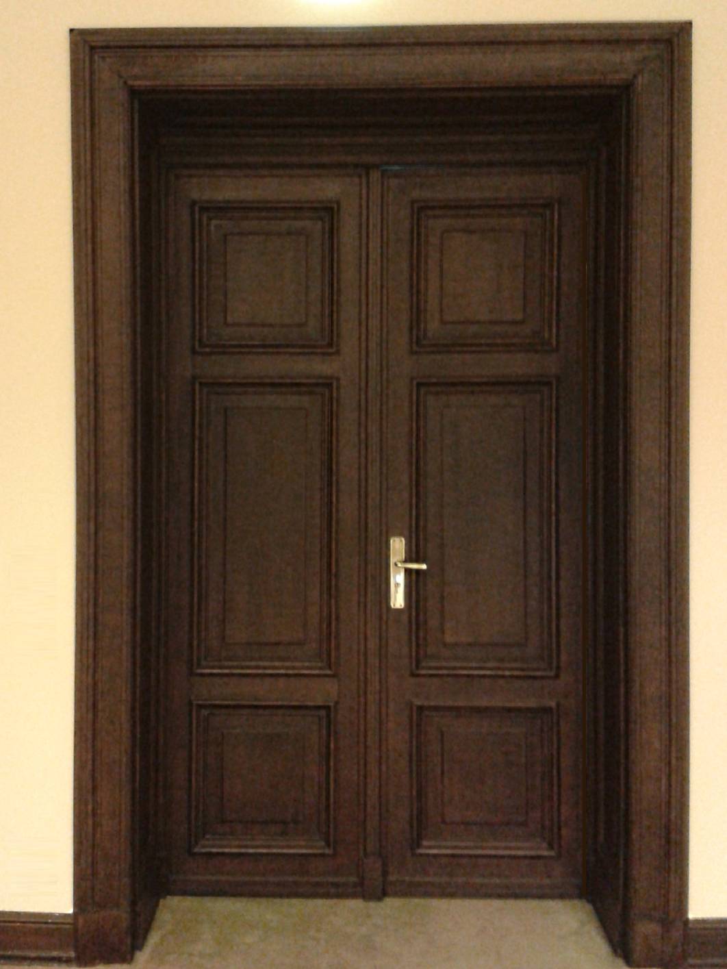 Im UNESCO Weltkulturerbe Schloss Glinieke, hat die Firma Restaurierung & Gestaltung Norbert Schimpf Retusche an der Holzimitation an den klassizistischen Türen im sinne des Restaurator – und Denkmalschutzes angebracht. Malermeister Bromund hat als Auftraggeber die Vorarbeiten für die restaurierung der Holzmalerei von Malermeister Schimpf ausgeführt.